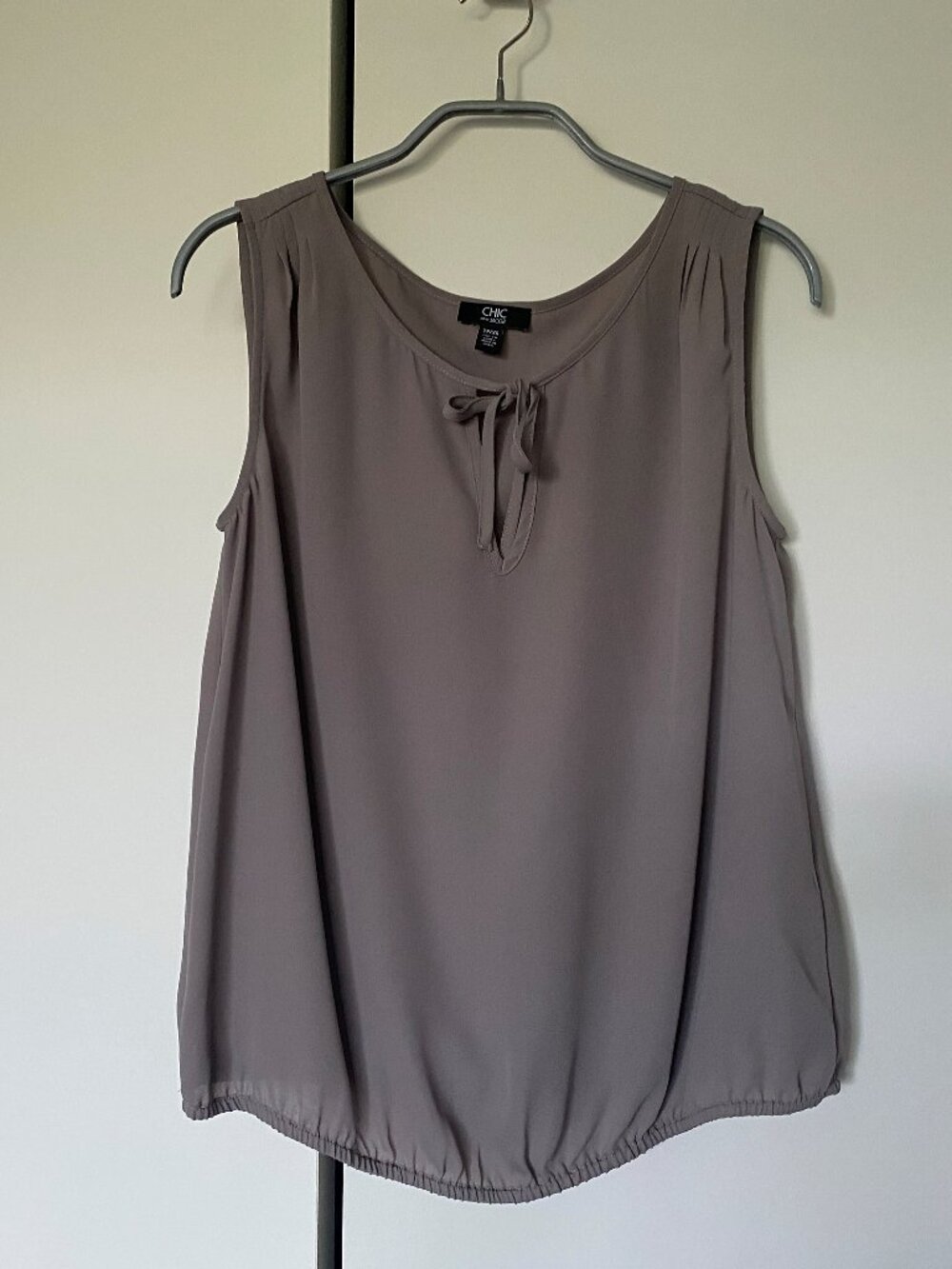 Blouse sans manches avec noeud sur col en V et élastique au bas